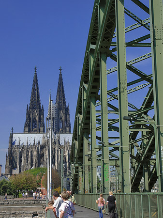 Hohenzollernbrücke beim Kölner Dom Foto 