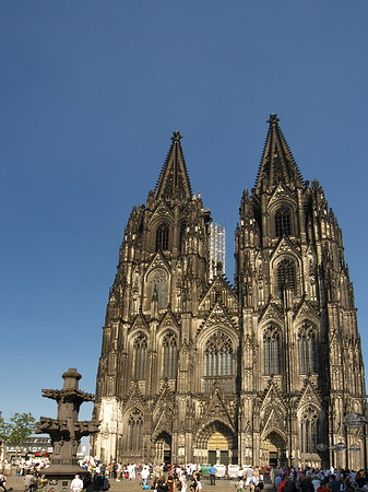 Foto Touristen tummeln sich vor Kölner Dom