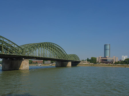 Hohenzollernbrücke reicht ans Kennedyufer Foto 