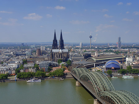 Hohenzollernbrücke und Kölner Dom aus der Ferne