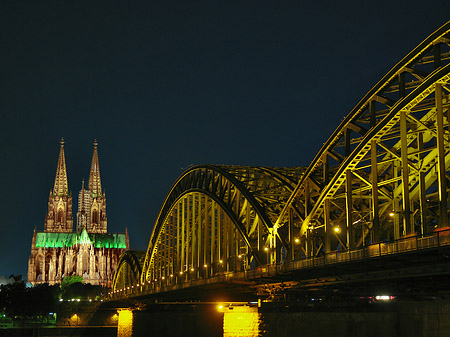 Kölner Dom hinter der Hohenzollernbrücke