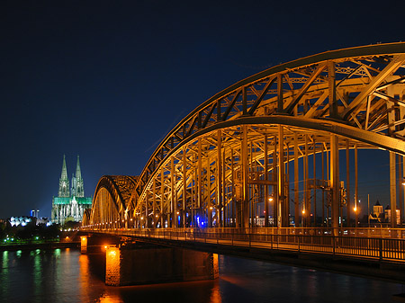 Foto Kölner Dom hinter der Hohenzollernbrücke - Köln